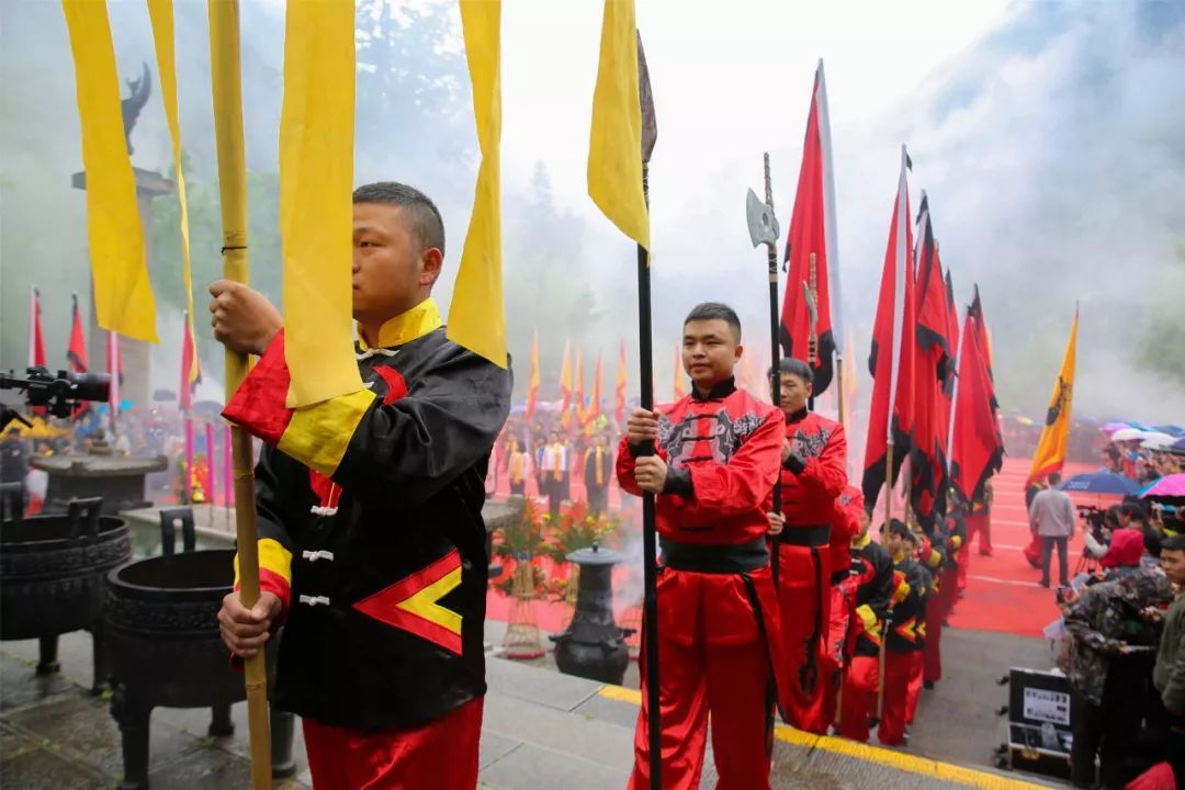 传承民族文化今天十省市千余人神农架寻根炎帝神农