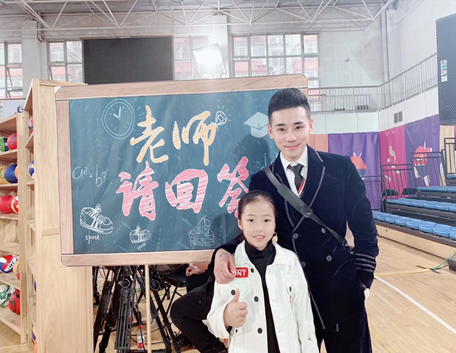 萌娃背后的全能经纪 梦想导师德小兴甘做孩子最坚实的后盾