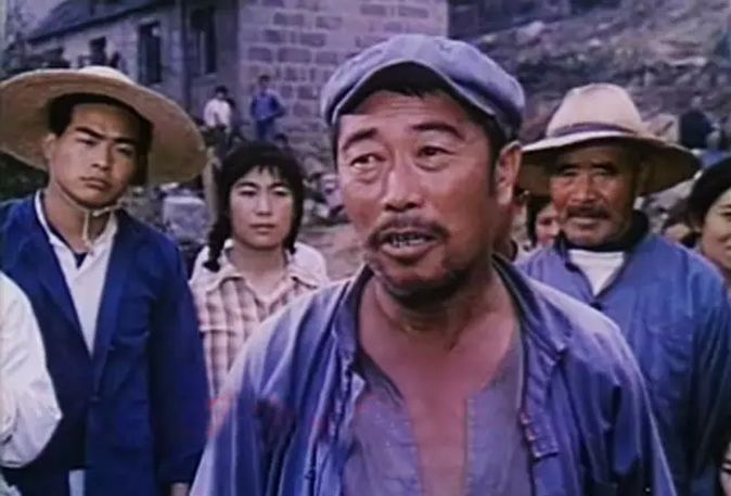 中的劇照蔡明在電影《海霞》中的劇照1977年上映的《漁島怒潮》,取景