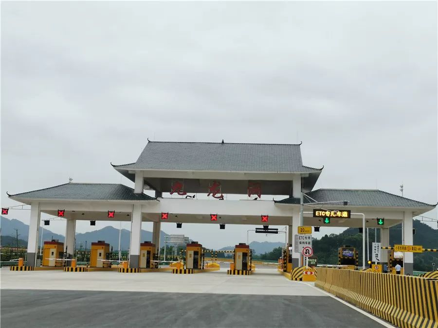 据了解,目前铜怀高速怀化段并未开通,车辆可从九龙洞收费站下高速,经