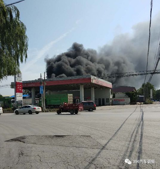 突发咸阳一加油站着火现场火势凶猛