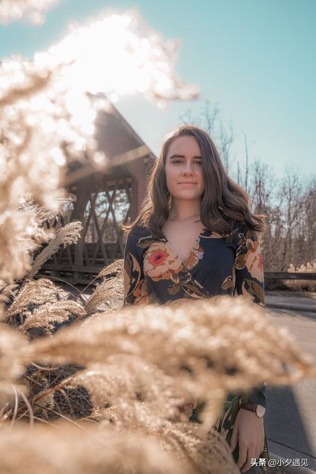 她是离异少妇,有一个五岁女儿.他是一个大龄青年,单身.