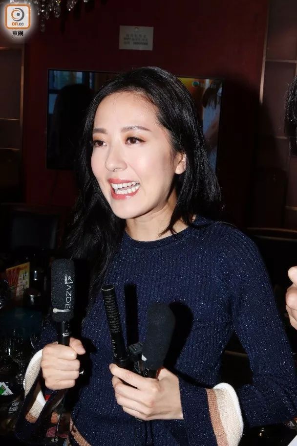 拍喊戏收惊喜唐诗咏获剧组庆生