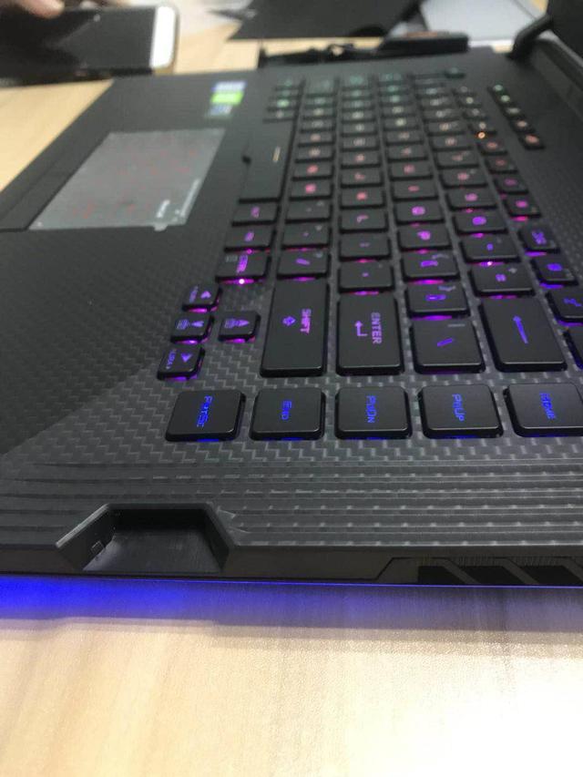 原创开箱rog枪神3钥石开启强劲配置240hz显示屏玩游戏真的爽