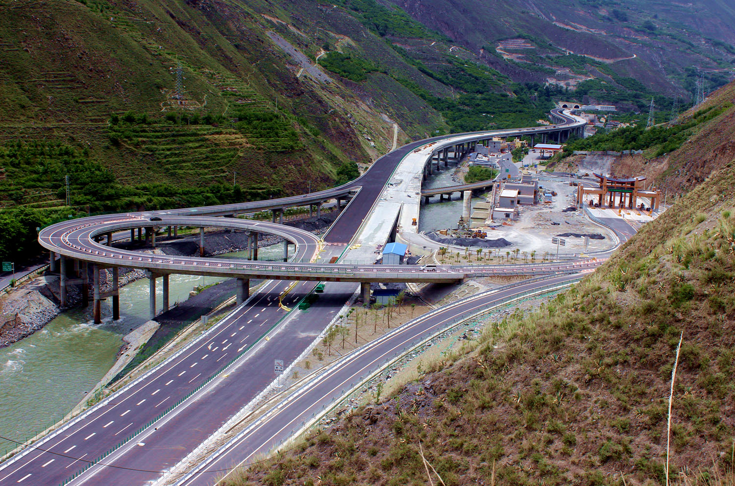 汶马高速先期路段建成通车