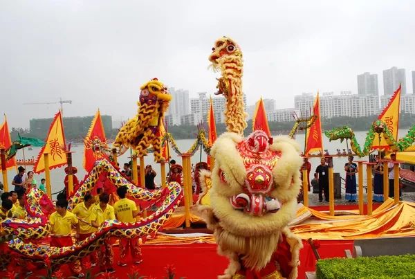 關於賽龍舟的起源,有多種說法,有祭曹娥,祭屈