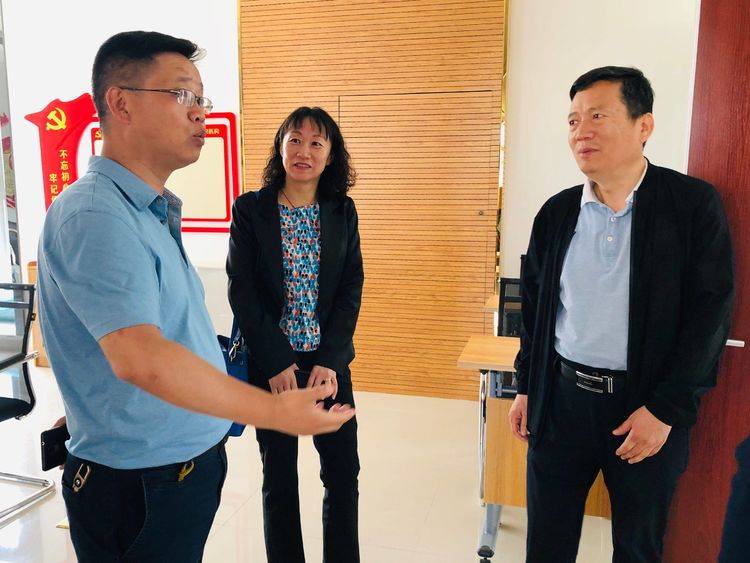 区卫生健康局局长李建新一行到草滩街道兴隆社区督导检查软弱涣散党