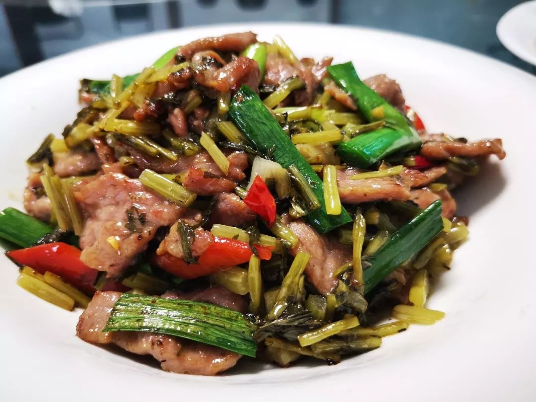 雪菜炒牛肉 酸溜溜的雪菜配上超嫩的牛肉▲手工松花饼 里面满满的都