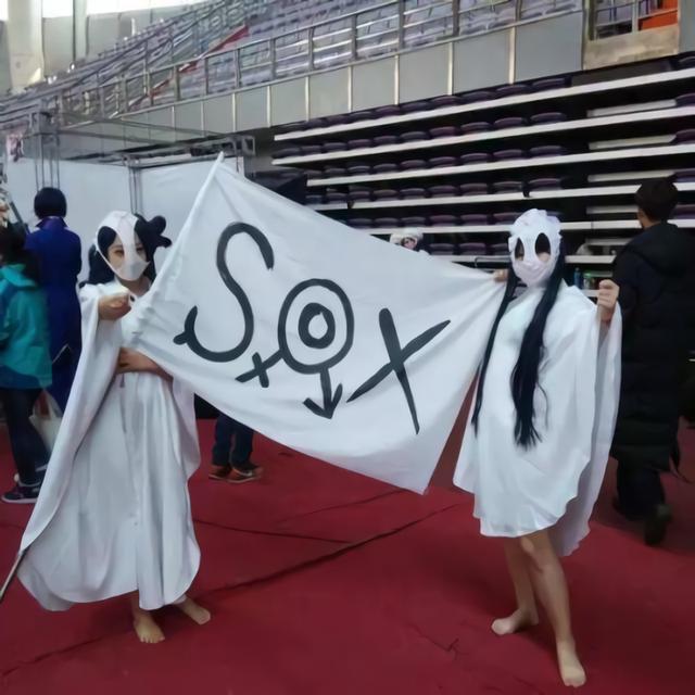 但是能够看出她们在cos雪原之青这个角色的时候真的下了很多功夫,至少