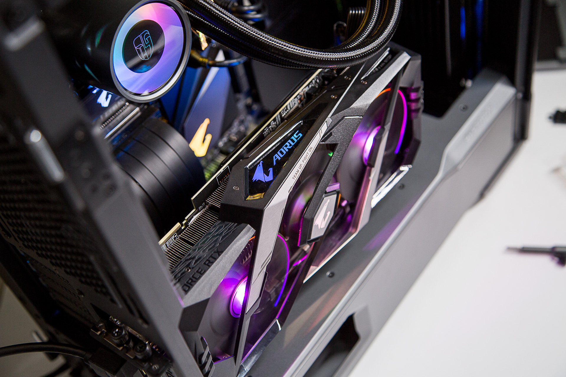 618装一台rgb主机怎么选?2080 9900k高性能游戏主机搭建_接口