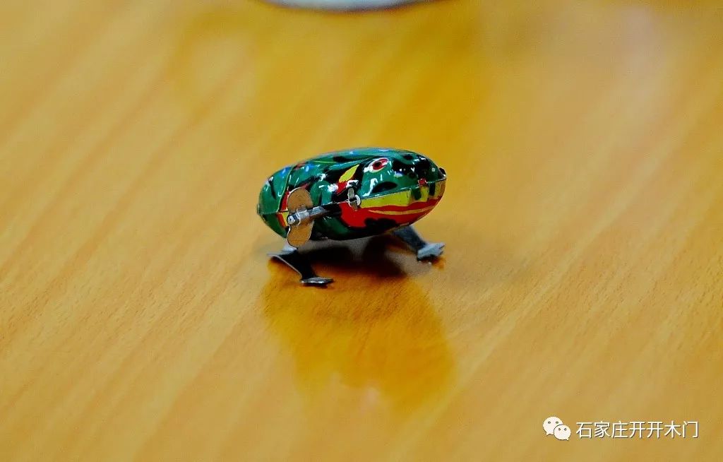 跳跳蛙跳棋鸡毛毽发条公鸡汽车模型弹珠陆战棋口琴悠悠球那些年,我们