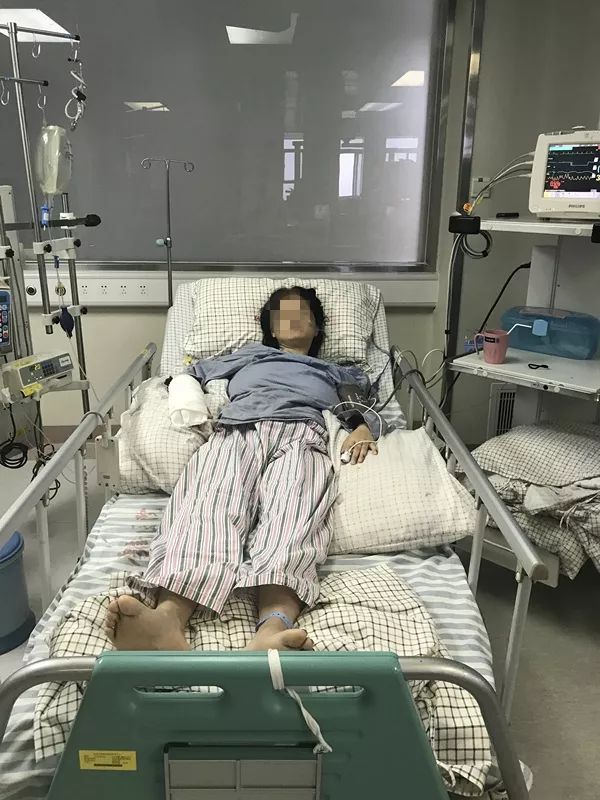 不久前骑车摔倒被路虎碾压的女子,被神奇救活了!