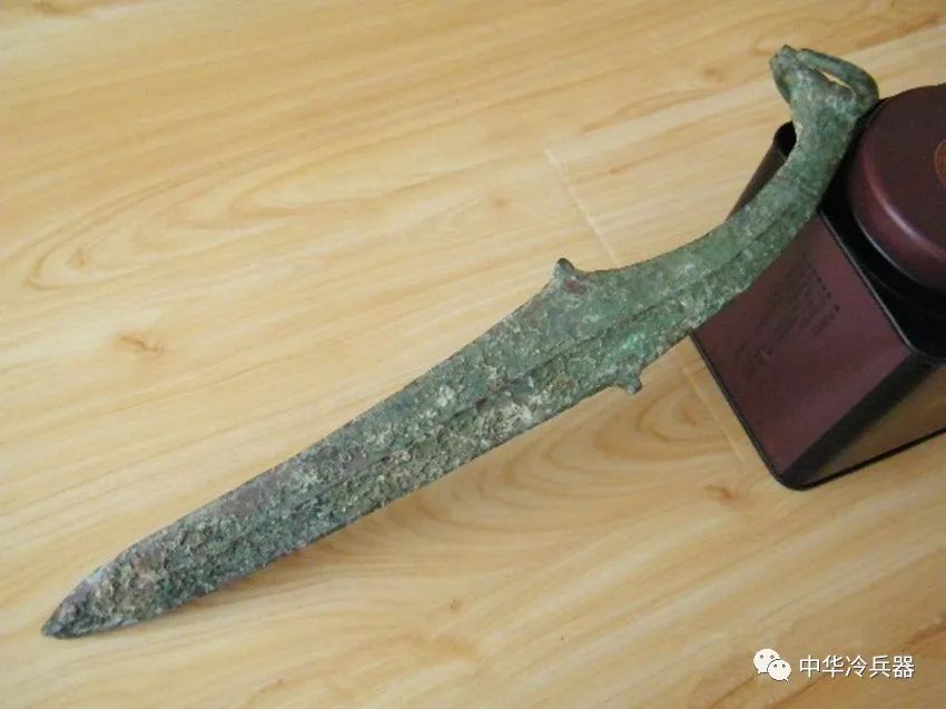 兵器,就是铜刀,以商朝的青铜刀为例,这种样式的刀形状宽大,类似于远古