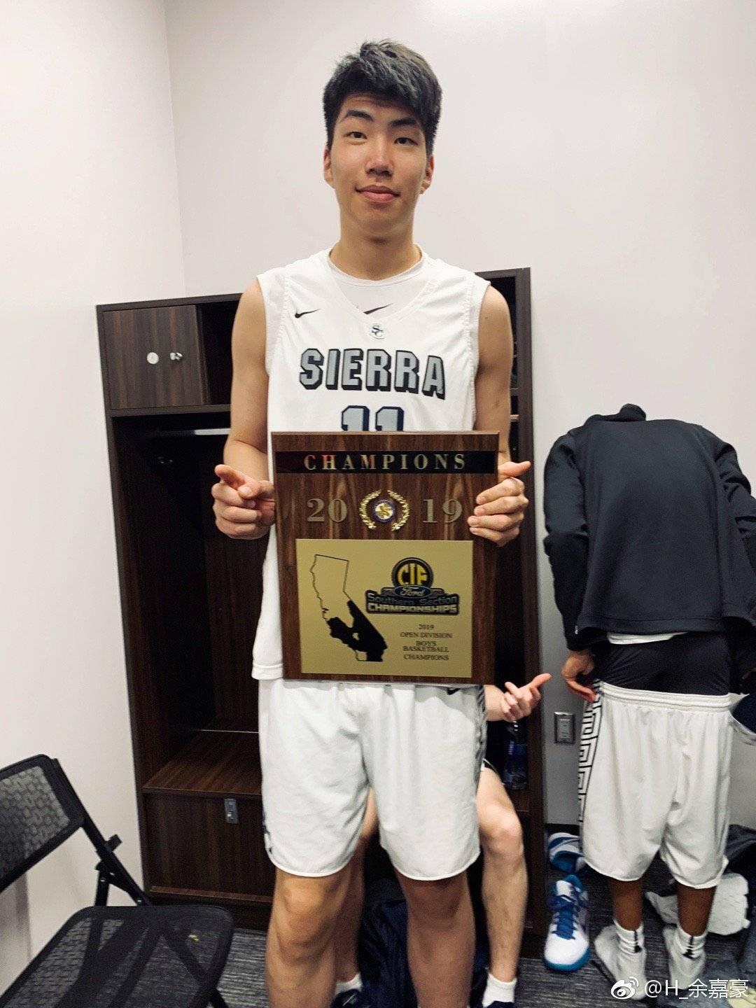 拥有很好的身高优势,他就是余嘉豪,这位年轻人是中国篮球名宿余乐平的