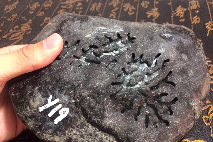 一个黑皮壳的莫弯基石头在形像界排前名