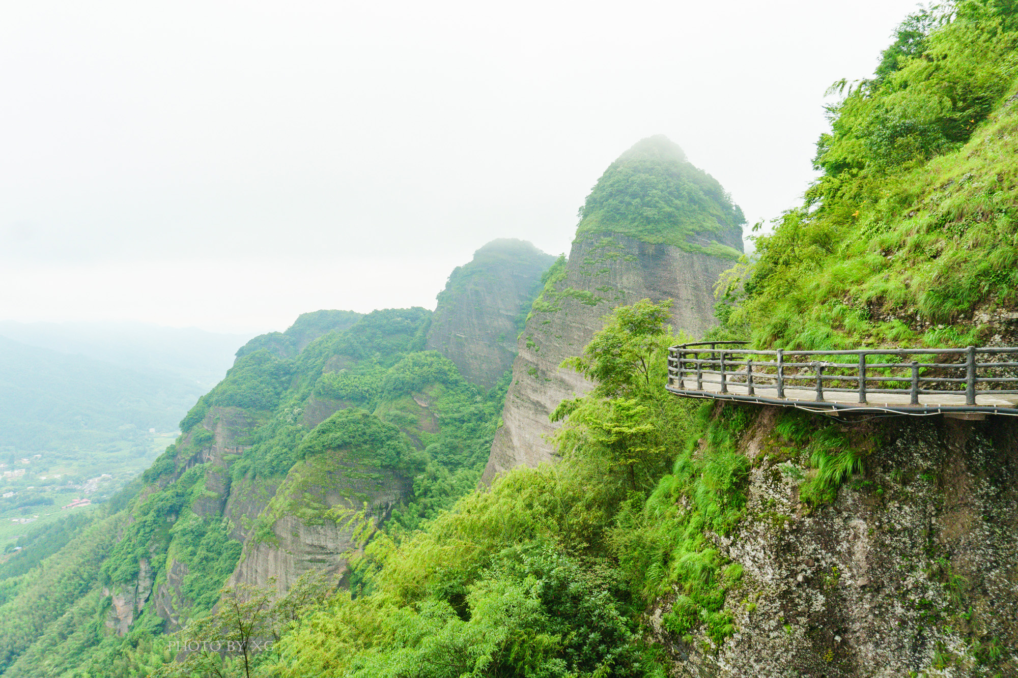 小武當山風景區東接廣東省和平縣,南鄰廣東省連平縣,西鄰九連山亞熱帶