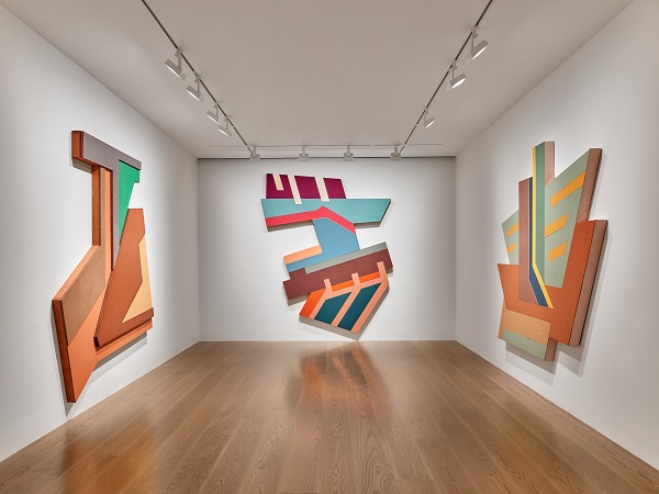 1959 年,年仅23岁的斯特拉参与纽约现代艺术博物馆的"16 个美国人"