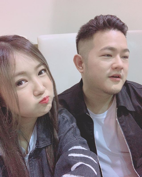 手慢慢伸过去小钟突掀裙丫头红色底裤被看光