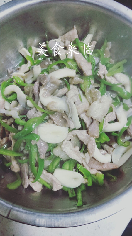 原创妈妈的拿手菜姬菇炒肉鲜嫩爽滑味道鲜美堪称米饭杀手