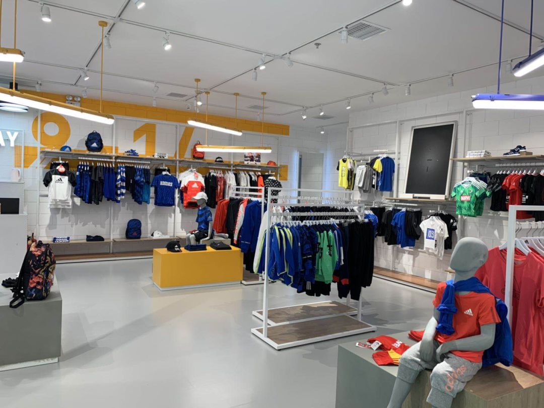 adidas kids 延续adidas 品牌运动风格特点,加入了活泼,个性的设计