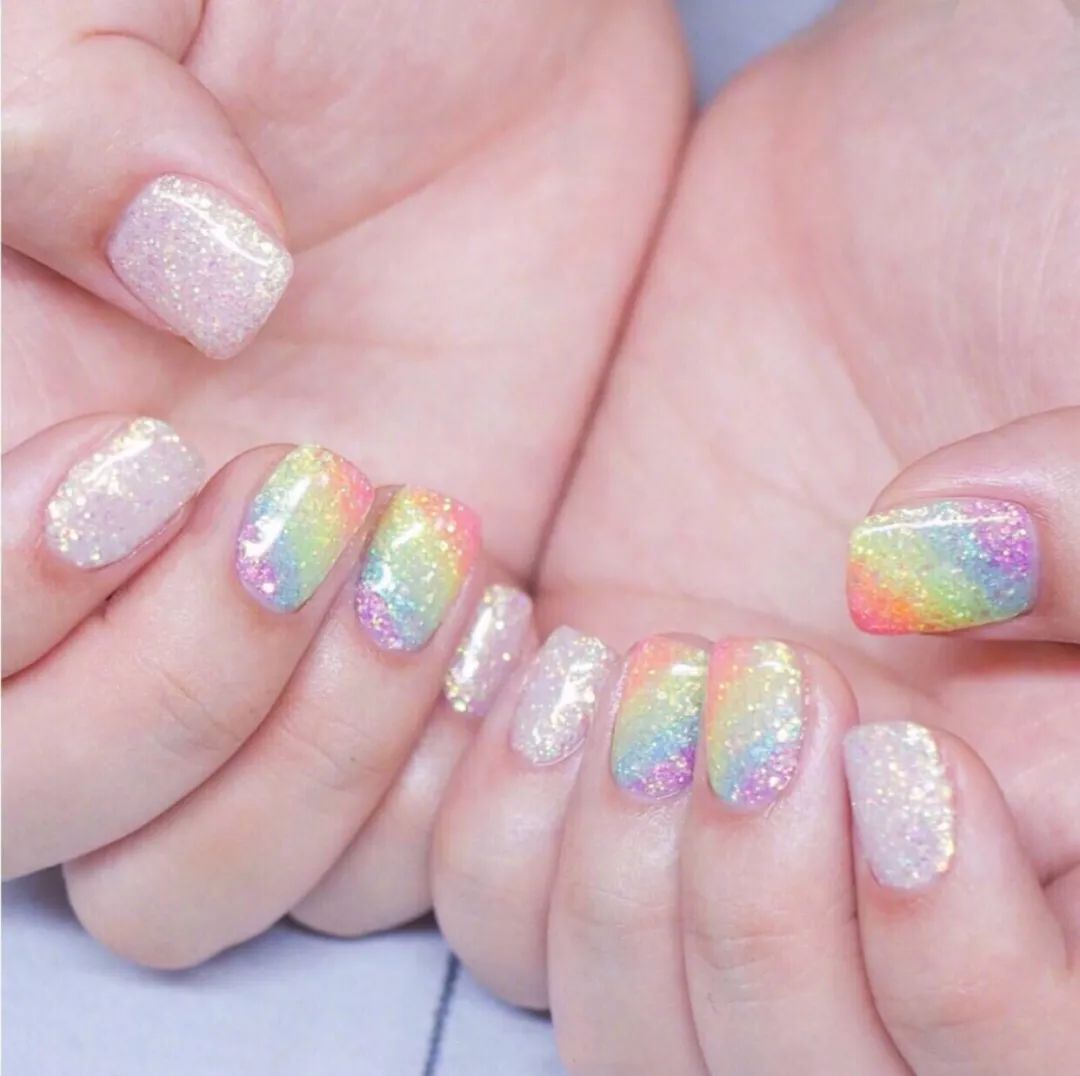 把彩虹画上指尖彩虹色美甲一定不要忘记换上五颜六色的美甲呀!
