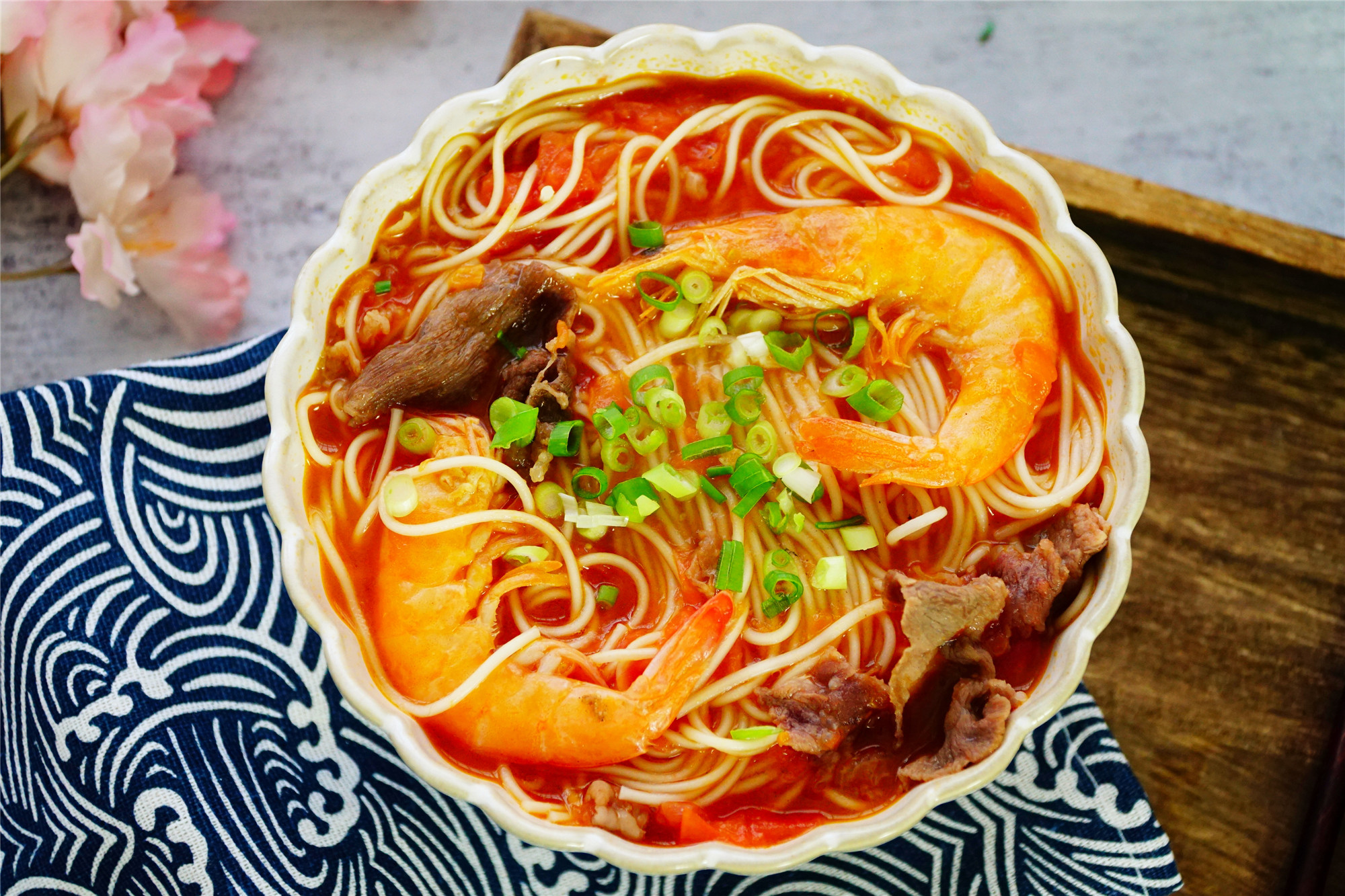 牛肉加大虾,一碗面条成本超10块钱,汤鲜味美,家人爱吃不嫌贵了