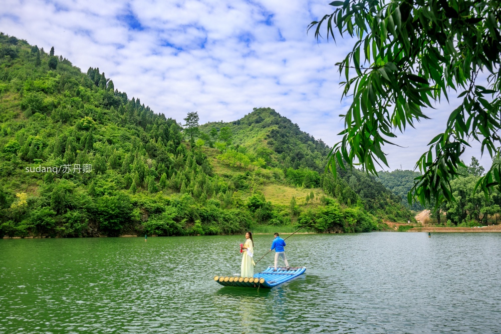 汉服小姐姐泛舟湖上成美景,游客直呼:恋爱了