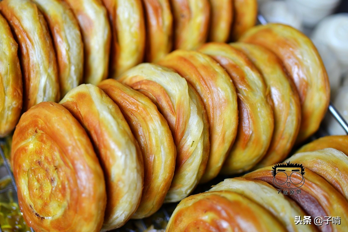 香酥牛肉饼炸得金黄酥脆,牛肉一点点葱花一大把,饼子这样也好吃