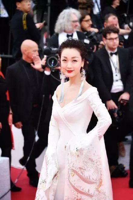 她是中国时尚教母戛纳被误认为网红蹭红毯一袭中国风裙气质绝尘