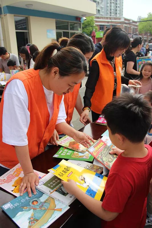 传爱心昆山市福利院爱满福利院以物传情 与爱同行拥抱对视守护精彩