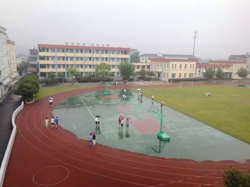 如果说有第一印象的话,要算是常山二中的"牛会打球.