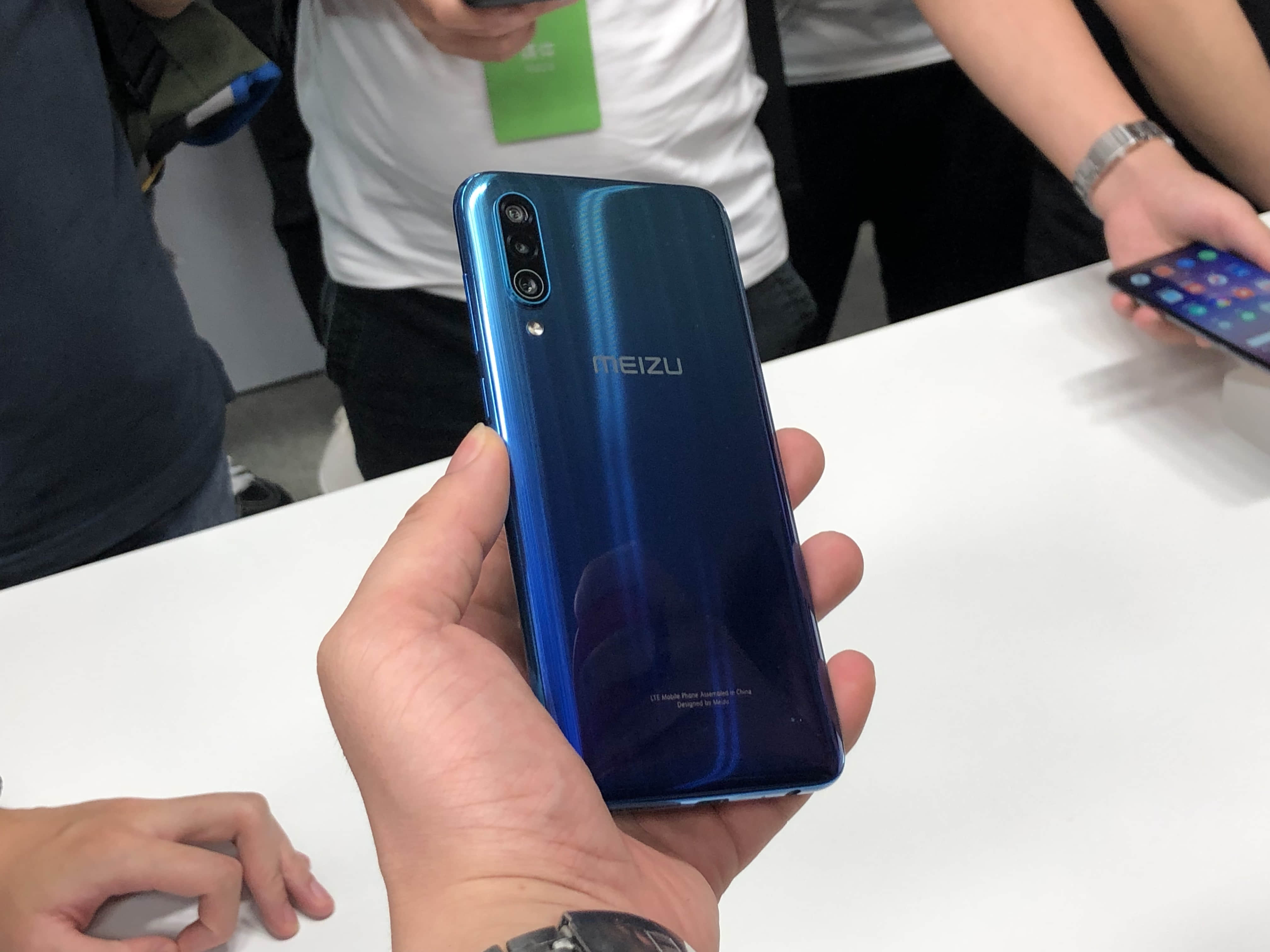 魅族16xs上手:极窄边框与轻薄手感,在这里共存