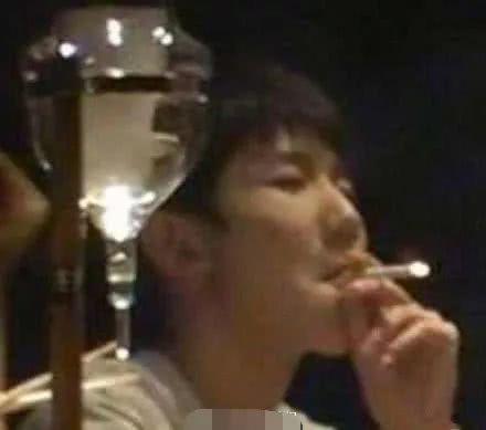 王源吸烟事件图片