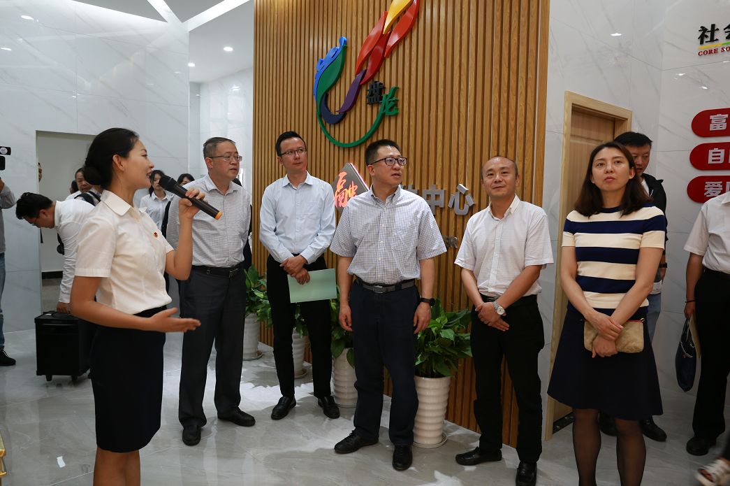 姚宏,云南日报社昆明分社副社长唐薇;盘龙区委书记孙杰,副书记朱金玉