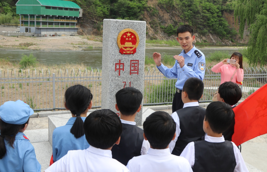 南坪边检站与和龙团市委联合 开展实践活动传承红色基因