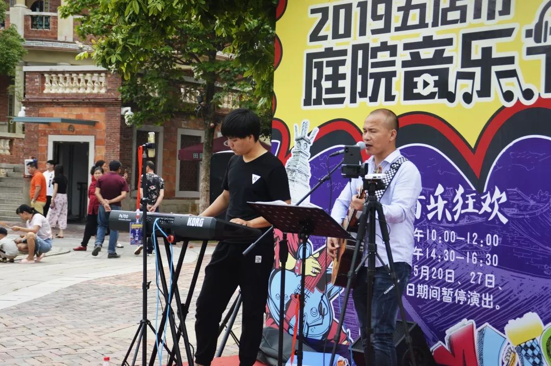 红砖厝里,青石深巷 每一个捕捉到的画面 都是畅意和自由 街头音乐狂欢