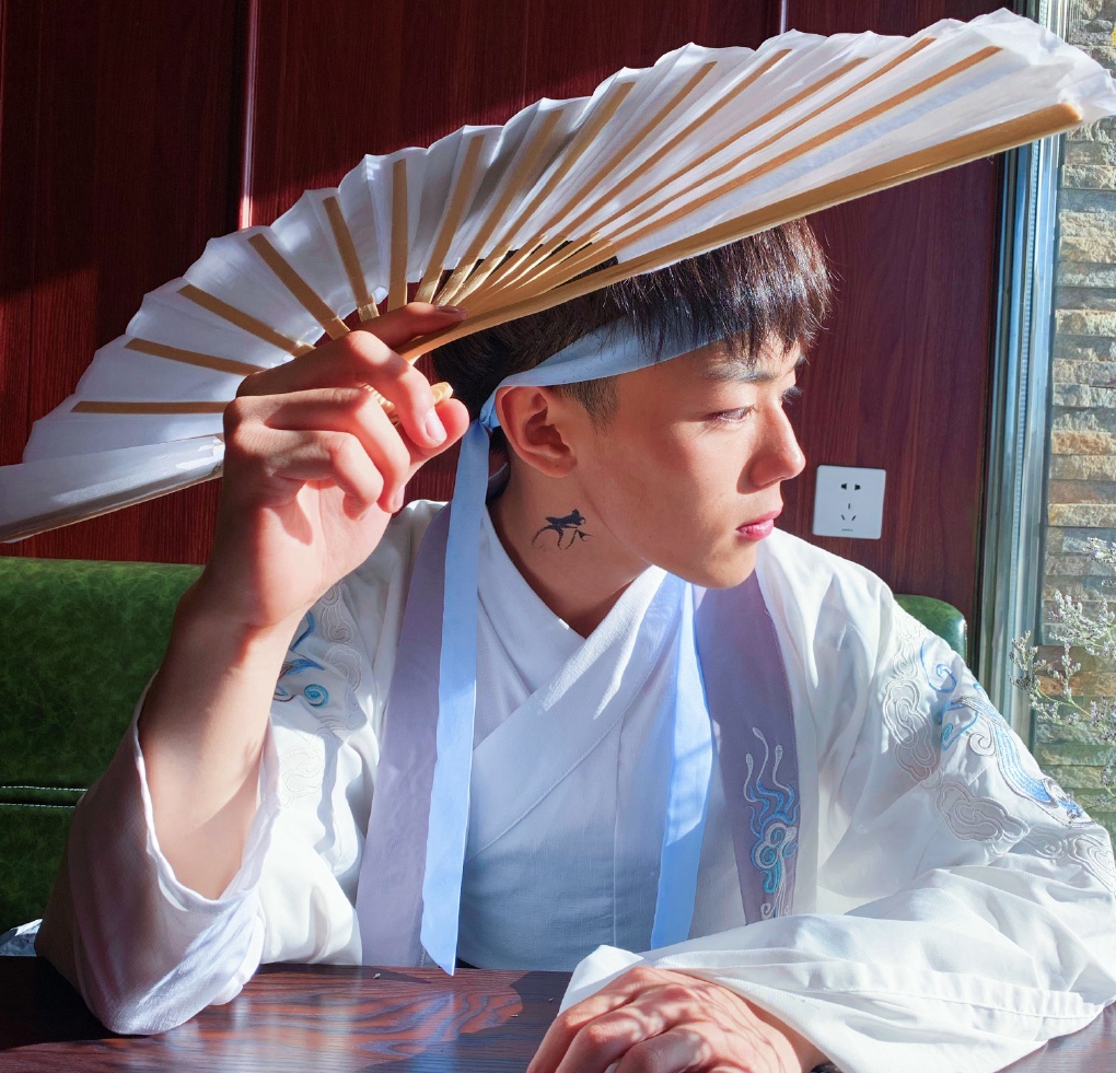 狐友国民校草胡瀚文:十八季《变形计》"最帅城市少年"