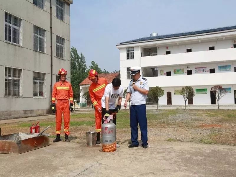 这是发生在应城市天鹅镇中心小学……选择正确路线迅速现场