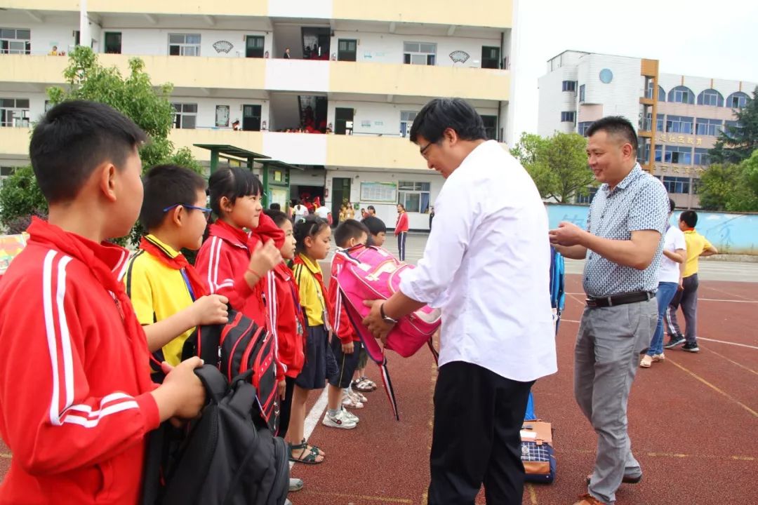 今天店口这4所学校都收到了一份厚礼