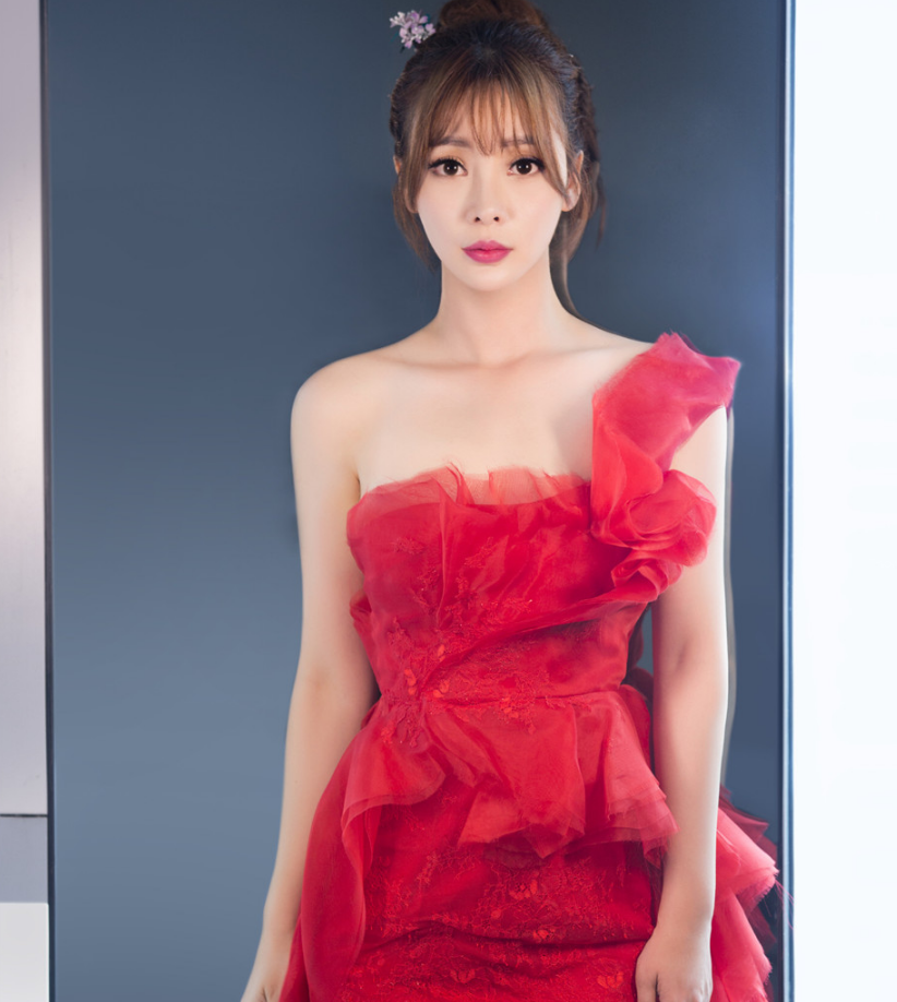 柳岩红裙长裙气质迷人!