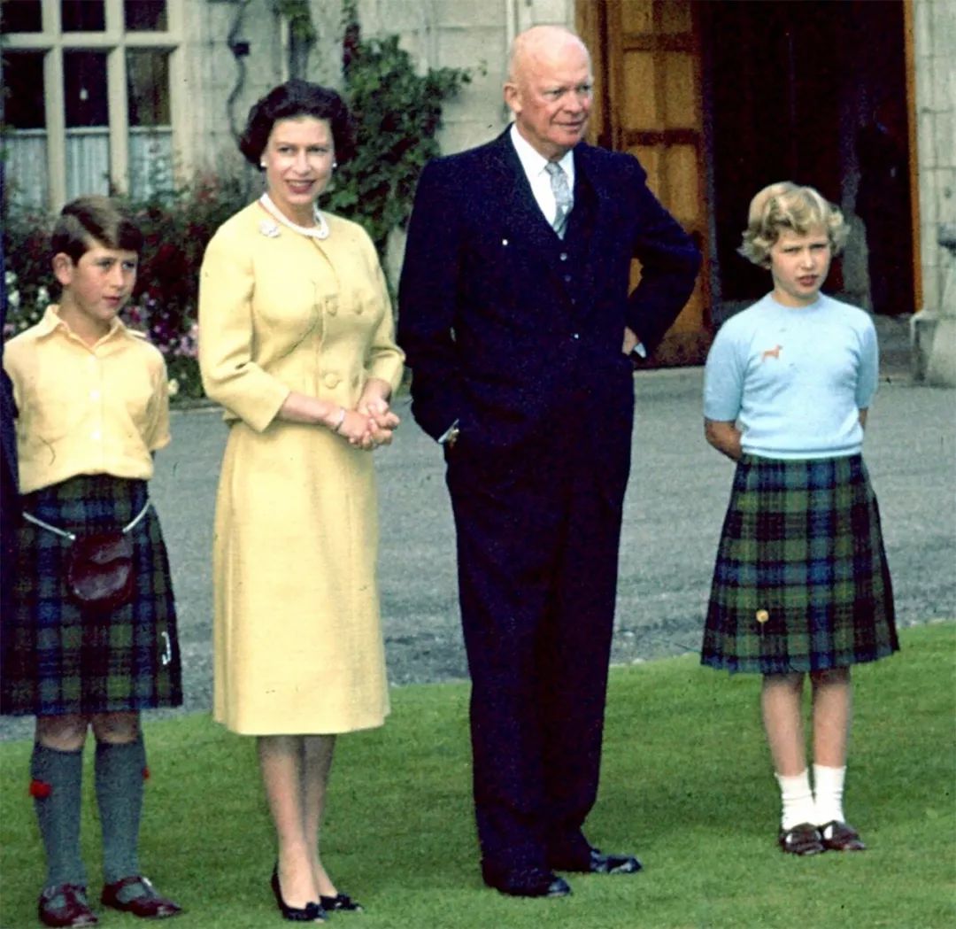 英女王的四个子女图片