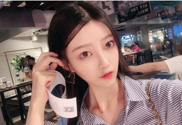 职业电竞人uzi竟古板保守不让女友穿吊带装婷婷cnm