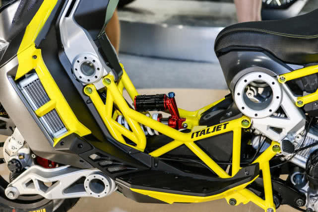 前置单摇臂踏板摩托 italjet dragster200