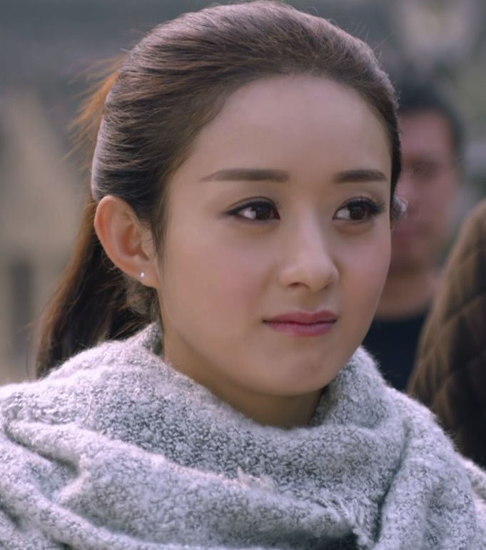 像很多圆脸肉肉脸妹子的脸部线条比较圆润,眉毛又粗又平,虽然看起来很