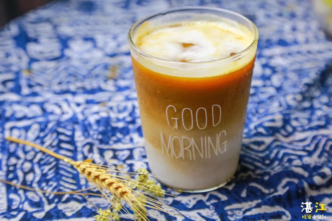 淡淡的抹茶味带着奶味的清甜很顺滑甜蜜 非咖啡重度患者的福音 比甘涩