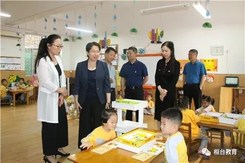 5月30日上午,县长边江风先后到世纪星幼儿园和桓台县第一小学,亲切