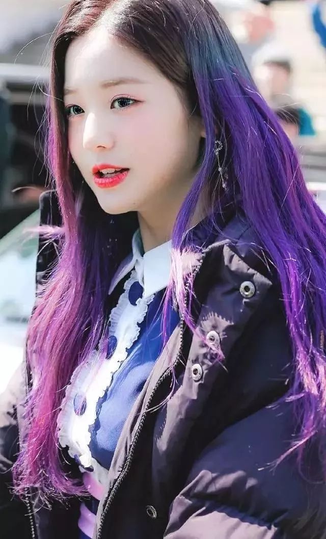 韩国女星李侑菲染了跟蔡依林一样的深紫色头发,根部采用棕色,披着长长