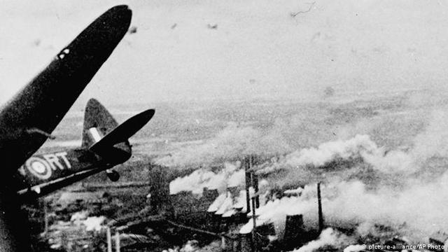 二战最受争议行动英国1000架轰炸机攻击德国城市平民伤亡惨重