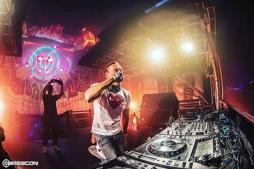 着截然不同的创作方式他的存在无疑为荷兰电音界注入了不可磨灭的活力