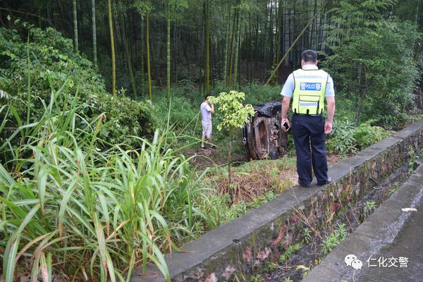 由仁化经由董塘回韶关,却在董塘河富路段失控翻车